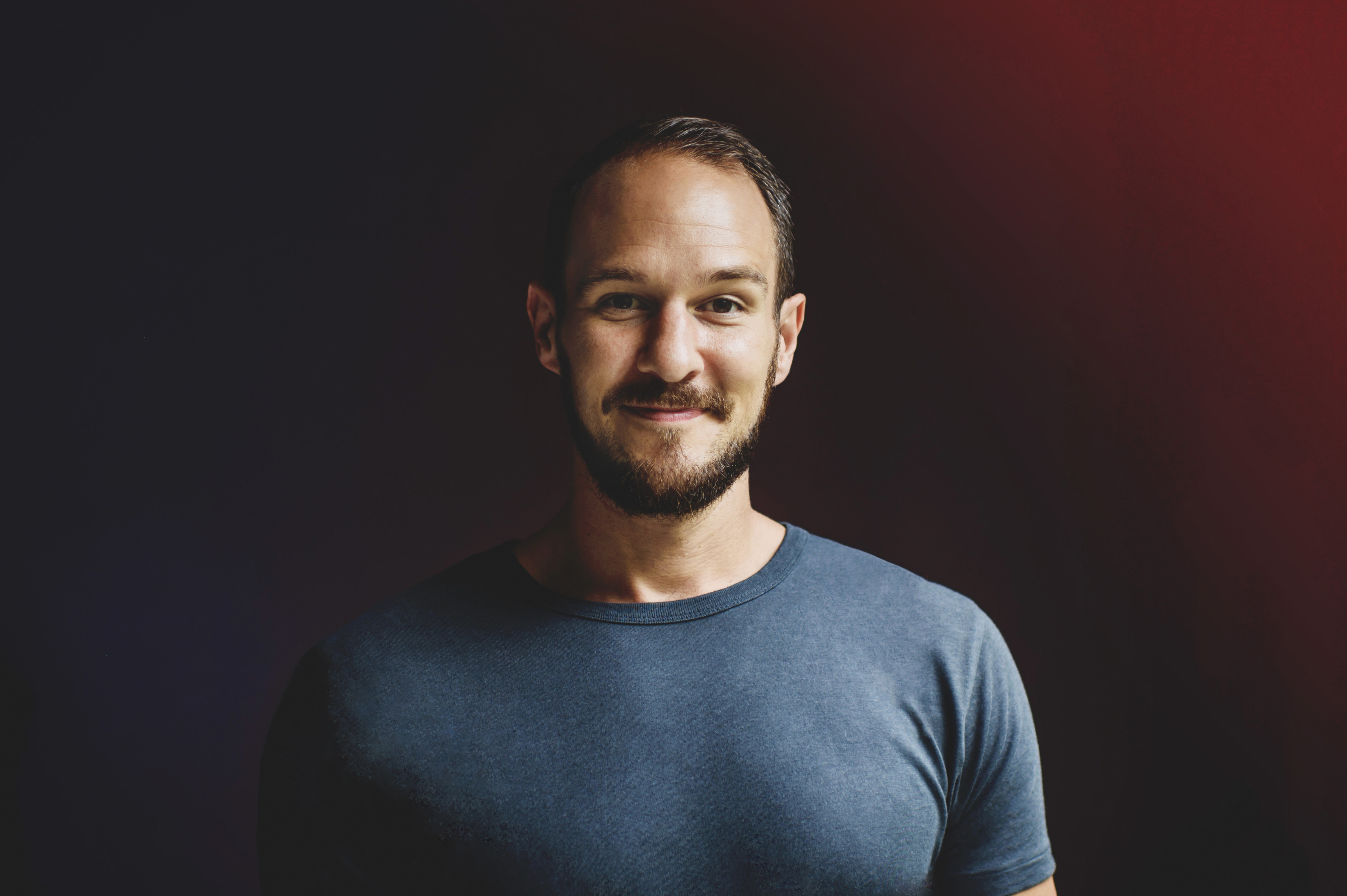 Get to know Ross Harvey better, a renowned photographer with a unique style, full of elegance and creativity.